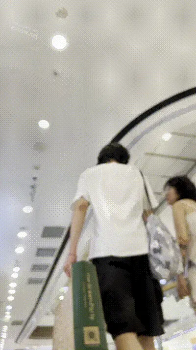 街拍精品 极品无内！闷骚眼镜纹身妹不穿内裤跟男友出门逛街被抄底！ 动图预览