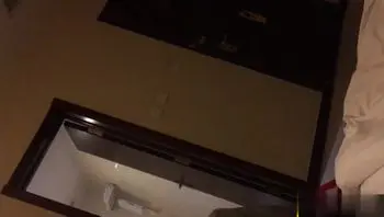 骚货人妻与情人酒店偷情 绿帽老公打电话 骚货一边跟老公骚货人妻与情人酒店偷情 说话一边玩着情人的肉棒