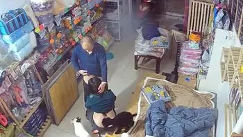 老婆今天累了一天了 好好奖励你一下！宠物店老板和老板娘 还没关门就奖励一炮！