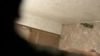 冒死爬墙偷拍 女生宿舍多位美丽的女大学生洗澡 现在哪里都不安全了！