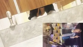 厕所闯拍 偷拍卖冰粉妹子 隔着门板喊话 妹子的骚逼屁股真好看 听声音都能感受到妹子的崩溃
