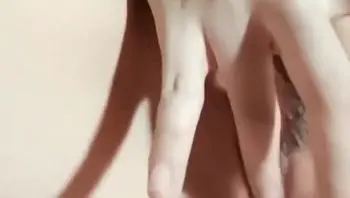 巨乳翘臀身材傲人，别看平时是个邻家小妹一样的乖乖女，但其实私下也是个骚母狗