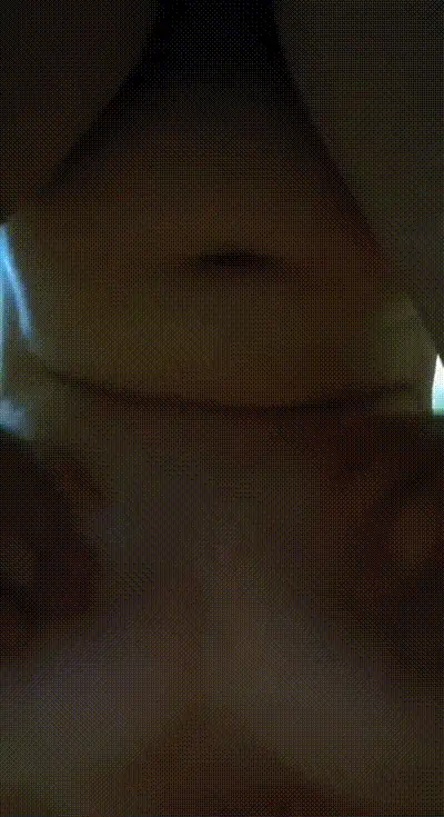 盯着班里体育生裆部凸起会逼痒 晚上回去想着他鸡巴自慰 动图预览
