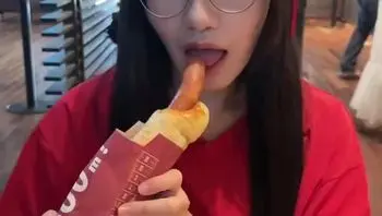 想象我吃的不是热狗是鸡巴的话(●ˇ∀ˇ●)