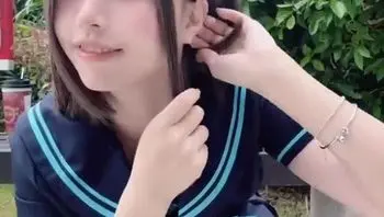 在等朋友的时候想自拍两张，突然发现内内露出来了😖😖