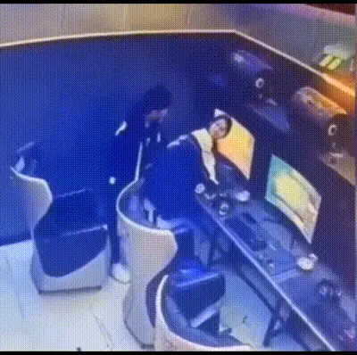 【网吧偷拍】网吧大厅直接后入小姐姐腿软 动图预览