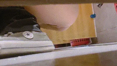 厕所偷窥小美眉 尿尿完抠逼自慰 这时候是不是应该来一嗓子？ 动图预览