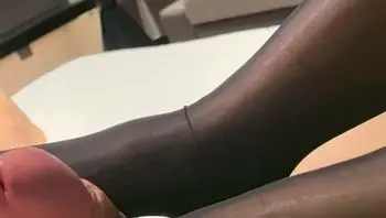 让反差骚女友穿上好利来制服肏完在足交，小浪蹄子是相当的配合