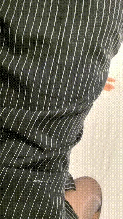 让反差骚女友穿上好利来制服肏完在足交，小浪蹄子是相当的配合 动图预览