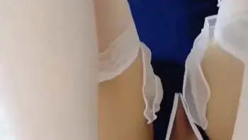 高二嫩妹下海是真好骗花了不到三千就彻底 拿下成为炮友了白丝足交黑丝后入