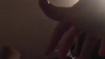 我最近水超级多，一线天小穴摸起来就很像果冻，又有水又很软还有弹性♥