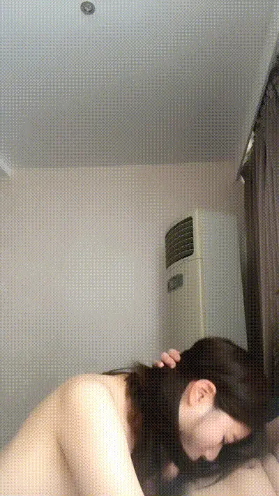 嫂子偷情，瞒着哥哥带漂亮嫂子酒店开房，自拍记录激情时刻。吃完鸡吧主动骑乘无套插入，bb好烫啊。饥渴不行。 动图预览