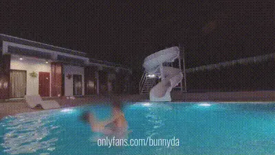 激情的在泳池一炮 (bunnyda)