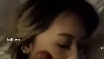 約啪在酒吧認識的美女床上超騷 原來一整年沒有做愛