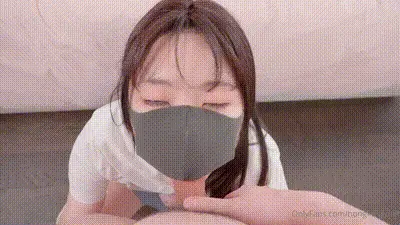 「香港極品美少女」可愛美少女靈活舌頭挑動肉棒 無辜樣子被口爆吞精 动图预览