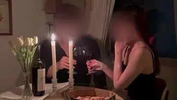 浪漫燭光晚餐氣氛襯托下 還是先吃美女