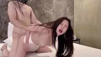 巨乳正妹M字腿高跟鞋極度誘人 後入瘋狂抽插叫聲淫蕩