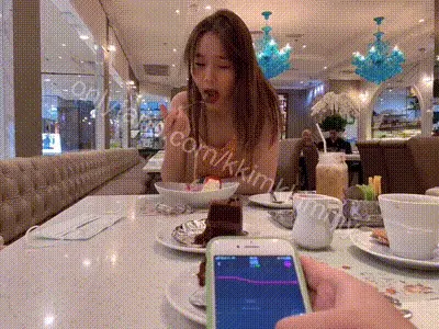大膽美女和女友餐廳內玩遙控震蛋 表情太誘人 动图预览