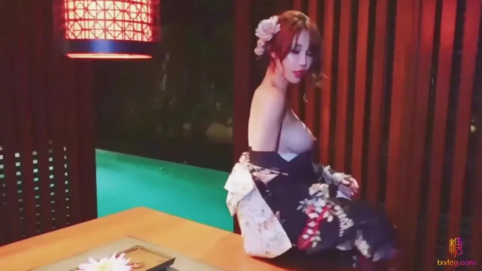 和服美乳正妹露天自慰 騷氣蕩樣真想來一炮