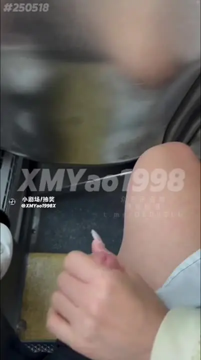 氣質正妹在公車上給男友打手槍非常刺激