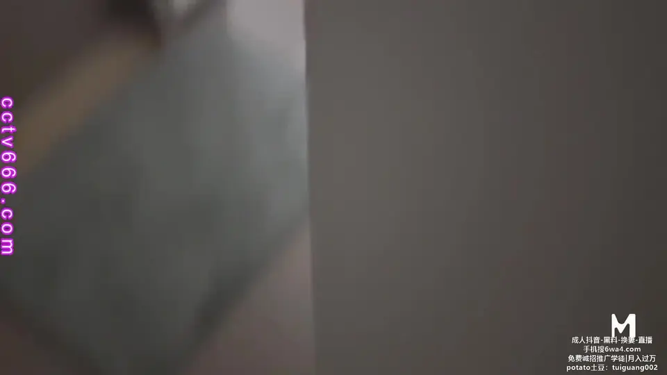 騷妹發現親哥在房間裡打手槍 妹妹看著看著在門口自慰起來