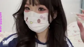 騷妹發現親哥在房間裡打手槍 妹妹看著看著在門口自慰起來
