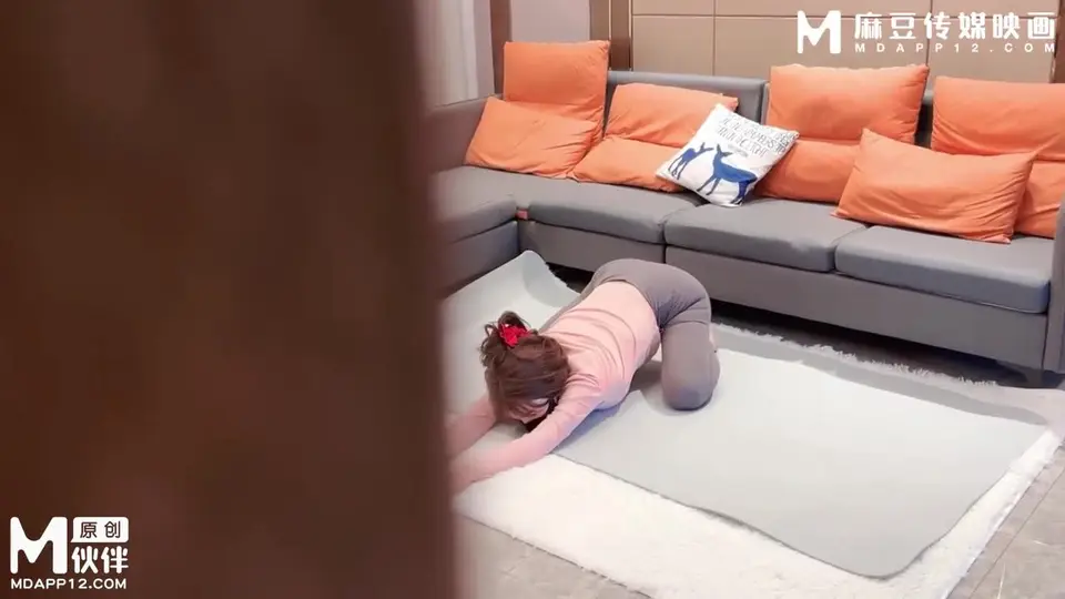SZL033 我的女鄰居瑜珈老師竟然如此淫蕩
