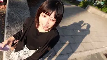 FC2PPV4616933 平日安靜美女露出她的本性 原來是一個騷母狗
