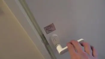 FC2PPV4547494 苗條美女準備找工作 敏感白虎粉穴被男人撫摸淫水直流[Part2]