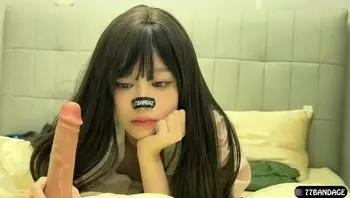 OK繃漂亮學生小穴很癢一邊自慰一邊乞求肉棒抽插