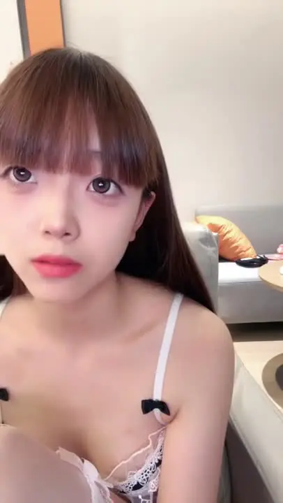 鄰家甜美小嫩妹被口爆吞精