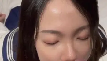漂亮JK全天都在滑手機 被狠操小穴變得淫蕩起來細聲嚷著哥哥的肉棒塞的小穴很滿