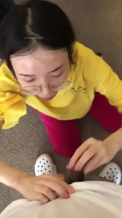 用肉棒狠狠懲罰偷看手機的騷老婆