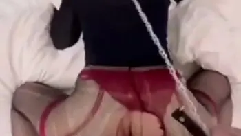 狠操翹起巨臀騷女一邊後入一邊打屁屁