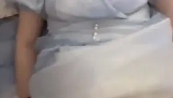 皮膚白晢身材嬌小女孩不想被錄像 在家被無套輸出