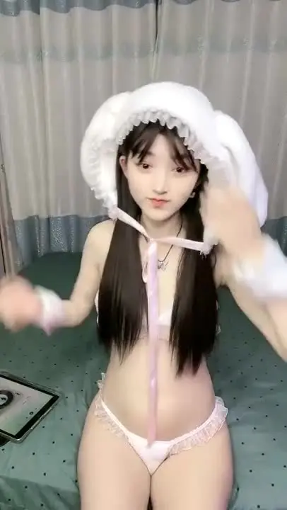 白晢卡哇伊美少女粉嫩小騷穴被肥宅無套抽插