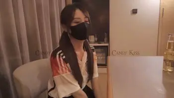 淫蕩人妻在老公不回家的日子 和男神一起看足球比賽成功勾引把男神拿下