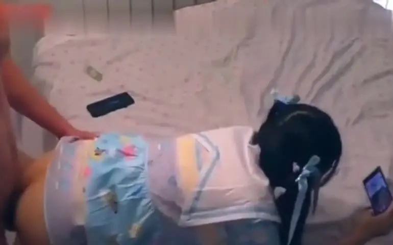 父女乱伦系列爸爸射了萝莉女儿一脸