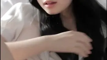 FC2PPV3270297 純白襯衫美女口交把男主從睡覺中弄醒 立刻被推倒狂操