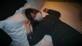 FC2PPV3178929 街頭撿屍醉酒女大生 被中年男人羞辱中出