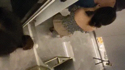 爆操性感黑丝美腿女神人妻，搂着她的小蛮腰疯狂抽插，你的小骚逼太紧了把持不住了 动图预览