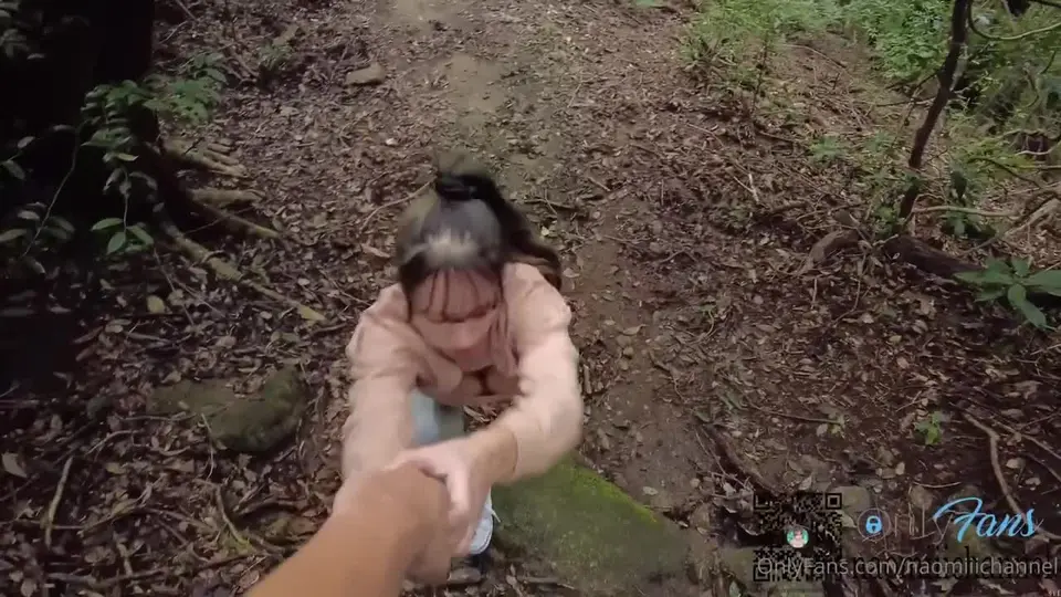 爆乳妹妹穿著瑜伽褲去爬山 野外大量中出