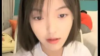 短髮甜美小姐姐被按住美腿立即插入