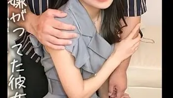 498DDH126 看來清純文靜的女友 竟然在男友面前被操得高潮騷叫