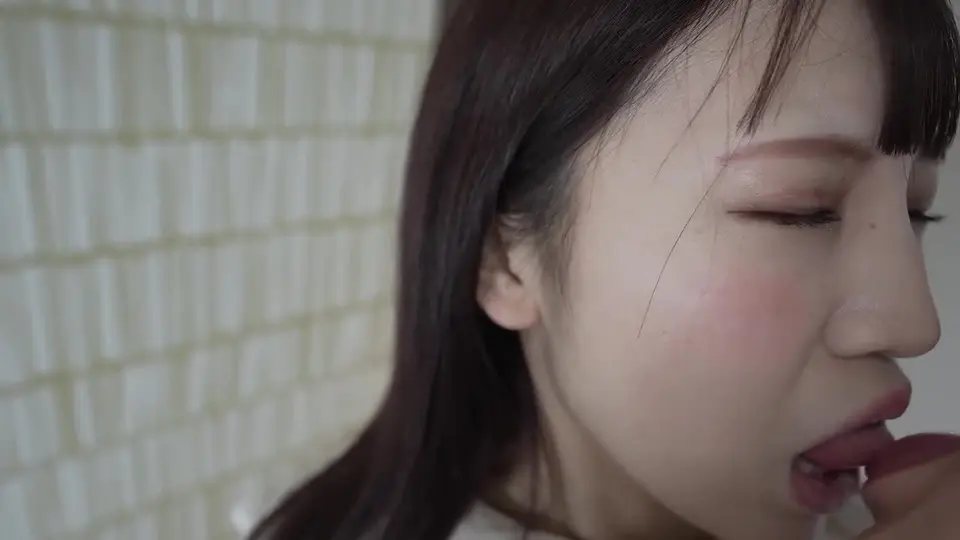 FC2PPV3070204 漂亮皮膚白晢女大生被性慾支配 自己扭動腰部被小哥大量內射