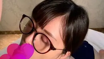 FC2PPV2994651 清純眼鏡娘死庫水做愛情不自禁發出色色的聲音