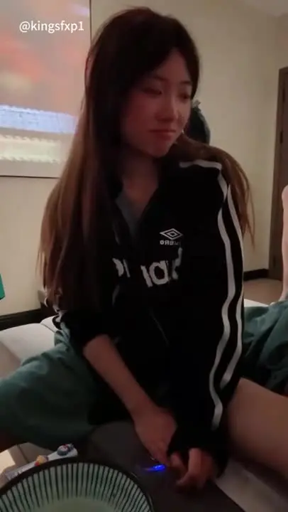 膚白甜美女孩要吃飽飽才和男友啪啪