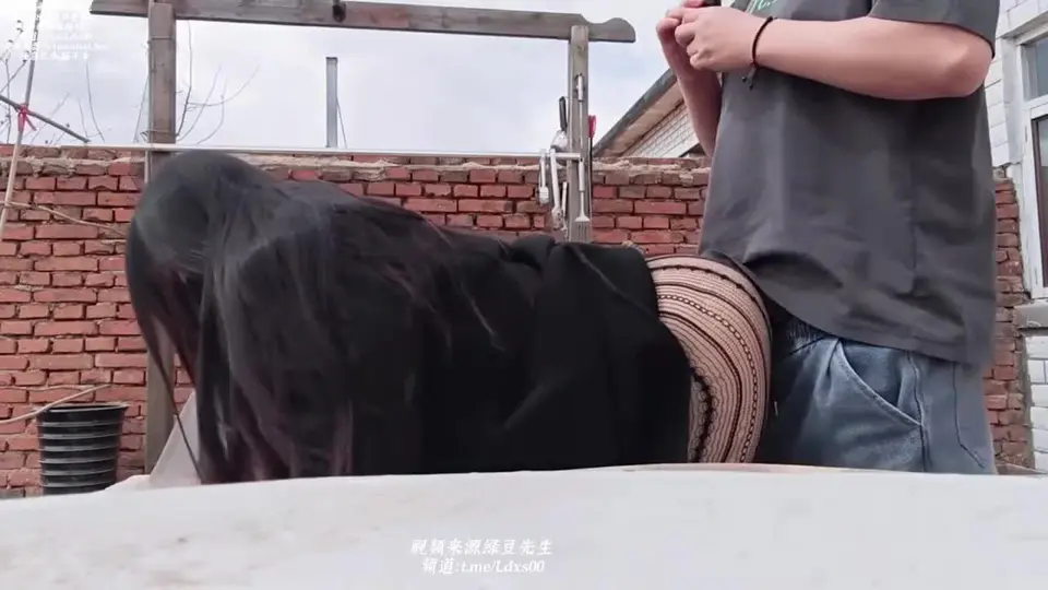 帶女友回老家想找點刺激的在院子開操 剛好鄰居路過