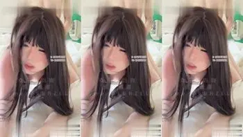 阿黑顏騷母狗打開門看到新來的園丁小哥哥 找個藉口邀請他進屋躲雨[4]