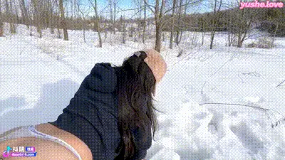 反差母狗骚的不行，一直说着要在雪地里做 爱，骚货也也不怕冷 动图预览